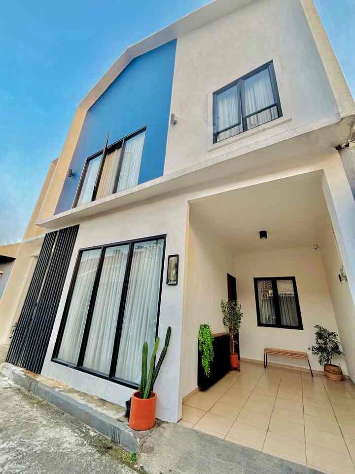 Atap Asimetris untuk Scandinavian yang lebih kekinian.

Terinspirasi dari rumah dengan atap pelana ala scandinavian, tapi kalau atap pelana simetris kayaknya udah terlalu banyak dipake hehehe, jadi aku coba untuk membuat versi asimetris agar terlihat beda dari yang lain.

Selain itu, biasanya scandinavian memiliki warna khas yang identik dengan warna bumi (earth tone). Setelah aku coba explore lebih jauh lagi, ternyata scandinavian juga punya warna-warna yang lebih berani, seperti warna biru. Akhirnya, aku nemu dong warna biru yang aesthetic parah dari Jotun Exterior “Night Shadow”.

Trus agar lebih terkesan kekinian, aku menambahkan partisi salur yang terbuat dari besi hollow, kemudian aku cat warna hitam. Menurutku warna hitam memberikan kesan simple, modern dan eye catching.

Ohya, gak lupa juga aku pakai jendela alumunium besar supaya cahaya matahari bisa masuk lebih maksimal dan rumah bebas lembab. Yang terpenting bisa ngurangin biaya tagihan listrik jangka panjang deh :P

Menurutku, fasad bukan sekedar tampilan luar, tetapi dibalik setiap fasad yang indah ada cerita tentang impian, prinsip dan kepribadian pemiliki ☺️💕

#CatRumah #KursiTeras #BesiHollow #Alumunium #InspirasiFasad #StyleFasad #FasadRumah #Terasrumah 
