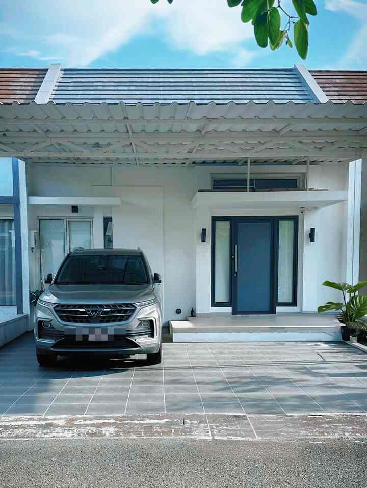 Ini lah wajah rumah sederhana satu lantai ku di Cikupa! Exterior rumah minimalis serba putih untuk kesan lebar dan luas!

Rumah dengan lebar 7M ini memberikan kesan jadi lebih panjang dengan cat minimalis serba putih. Dipadukan dengan atap kanopi putih yang juga memberikan kesan rumah lebih tinggi. 😚❤️

Ada pojok hijau kecil dan minimalis untuk mempercantik rumah! Yuk main ke rumahku!

#fasadrumah #inspirasifasad #stylefasad #kanopialderon #lampudinding #keramikcarport #cctvrumah #catrumah #warnacatrumah #catexterior #rumahminimalis