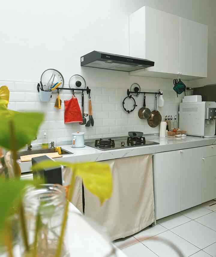 Dapur sederhana tanpa custom kitchen set. Dapur segaris yang sederhana aja, hemat, pake dapur cor semen, tapi jadi nyawa dari rumah ini. Bisa masak dengan nyaman, dan menghasilkan makanan hangat dan nikmat. 💕

Loving this kicthen a little bit too much 🤏❤️ Aku akan share detailnya besok, tungguin yaah! 😙

#dapurminimalis #dapuridaman #dapursederhana #dapurestetik #inspirasirumah #inspirasidapur #rumahsatulantai #kitchenset #MakeOverDapur #StylingDapur #DapurImpian