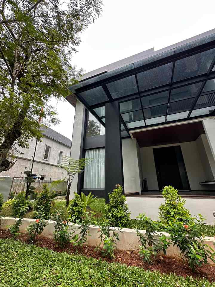 Hai tetangga online, Bolu mau spill Facad rumah nih hari ini. Karena di kompleks perumahan ini tidak diperbolehkan dipasang pagar permanen, jadi bolu coba tanam beberapa tanaman asoka & pucuk merah sebagai tanda pembatas antara rumah Bolu & jalanan.
Rumah ini dibuat dengan tema modern minimalis, dengan pemilihan warna warna yang natural dan tambahan aksen kayu.

#rumah #rumahidaman #rumahtanpapagar #fasadrumah #facad #exterior #InspirasiFasad #StyleFasad 

