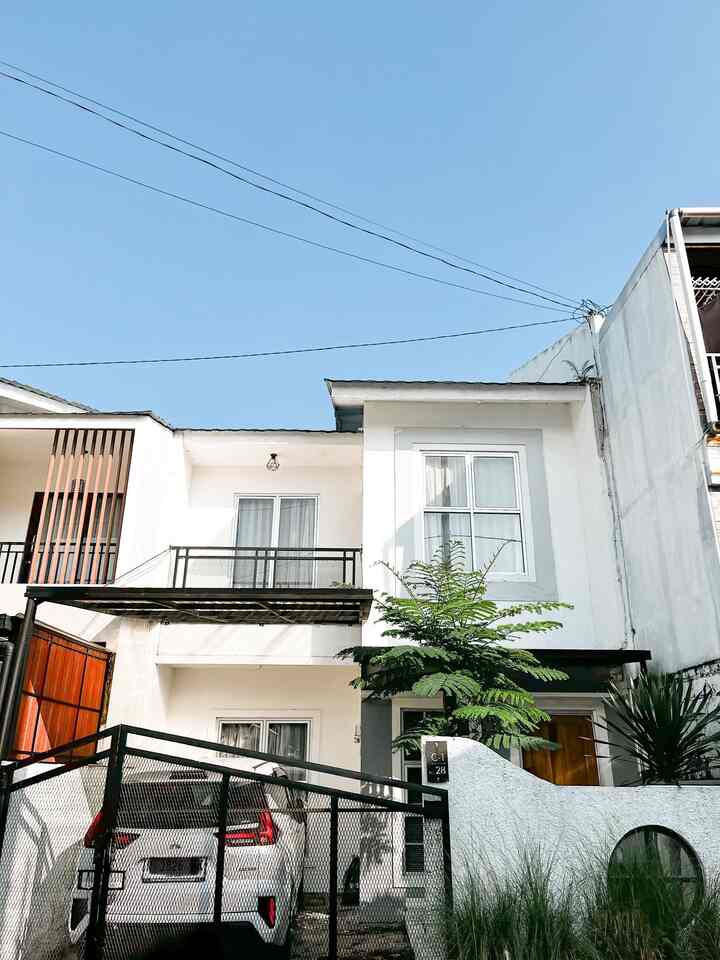 Fasad rumah alfa adalah fasad bawaan developer  mengarah ke minimalis fasad , dengan cat yg simple warna putih agar rumah terlihat lebar . Untuk pagar di rumah alfa memakai besi holo dengan bentuk segitiga trapesium . Sengaja memilih bentuk pagar yg agak lain dr yg lain karena biar unik aja heheh
#pagarrumahminimalis #catrumahoutdor #inspirasifasad #stylefasad #fasadrumah #fasaddeveloper