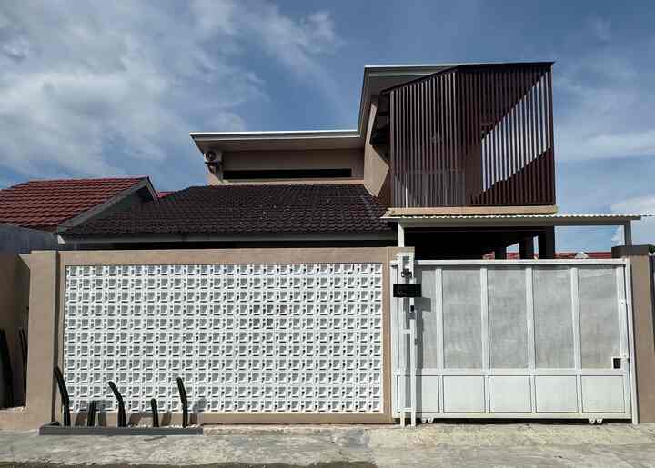 Sebelum rumah ini direnovasi,kami meminta Arsitek untuk mendesign rumah minimalis yang sesuai keinginan kami yaitu rumah yang awalnya satu lantai menjadi 2 lantai dengan tampilan yang minimalis modern

karena rumah ini menghadap barat otomatis ketika sore matahari langsung mengarah kerumah kami,sehingga rumah akan terasa lebih panas. Maka dari itu kami memutuskan untuk membuat fasad rumah yg tinggi seperti pagar roaster yg tingginya hampir mendekati atap, dan untuk dibalkon atas kami membuat pagar dari besi hollow yg dicat menyerupai kayu yg tingginya juga sampai kanopi agar mengurangi panas nya matahari yg langsung masuk kerumah sehingga rumah tetap terasa sejuk disore hari
 
untuk mempercantik bagian teras,kami meletakkan kursi dan meja agar bisa bersantai dipagi ataupun sore hari tanpa takut kepanasan karna tertutup oleh pagar roaster yang tinggi namun tetap terang 

#inspirasiFasad #StyleFasad #FasadRumah #PagarRumahMinimalis #CatRumah #RoasterMinimalis #PagarBesi #BesiHollow #Terasrumah 