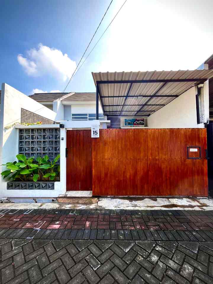 Fasad rumah simonacasa ini baru bisa direnovasi di bulan Februari tahun 2024, langsung didesain oleh suami dan pagar langsung dibuat serta dikerjakan oleh suami juga bisa disebut pagar Homemade, karena kreativitasnya dan minim budget😁. Tapi Alhamdulillah hasilnya luar biasa bagus dan bangga sama suami, siapa ni yang sama dengan saya?😊 Tema rumah kita lebih ke minimalis dan simple dengan warna coklat dan putih. 
🏡Untuk pagar bahannya wood plank GRC dengan sentuhan cat propan motif walnut. 
🏡 Dinding cat pagar tembok: Propan ECO shield (White 9101) 
🏡 Cat Roster dan Kamprot : Propan ECO shield (Prime Grey 9401) 
Tema rumah impian kalian apa? yuk share juga 🥰 


#inspirasifasad #stylefasad #fasadrumah #plavonPVC #pagarminimalis #pagarlisplang #catwoodstainwalnut #calathealutea #bugenville #rumahminimalis #compacthome #simonacasa #kursiterasrotan #kursirotan #boxmeteranrotan #monsteraking #pagarumahminimalis #warnacatrumah #catrumah #catexterior #warnacatpagar #plavonkencana 