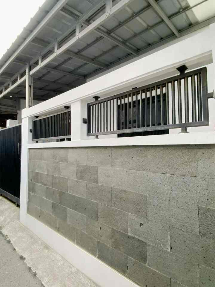 Gaya fasad rumahku ini kombinasi Modern Minimalis simpel tapi tetap terasa hangat dan elegan.
Kami buat 
🏡 Dinding cat putih
🌿 Tanaman rambat & pot hijau di teras biar rumah terasa lebih fresh dan adem 🍃
🪟 Jendela kaca besar supaya sinar matahari bisa masuk maksimal, bikin suasana lebih cerah
☀
⚫ Pagar besi minimalis warna hitam buat kontras yang tetap stylish dan modern
•Garis desainnya tegas dan bersih — ciri khas modern minimalis.
•Warna netral kayak putih, abu-abu, atau beige mirip gaya Japandi yang kalem dan natural.
•Material alami kayak batu atau kayu kelihatan dominan — ini juga khas Japandi (Japanese + Scandinavian).
•Minim ornamen, lebih fokus ke fungsi dan estetika yang sederhana.

#InspirasiFasad #StyleFasad #FasadRumah #PagarRumah #PagarRumahMinimalis
#WarnaCatPagar  #CatRumah #KursiTeras