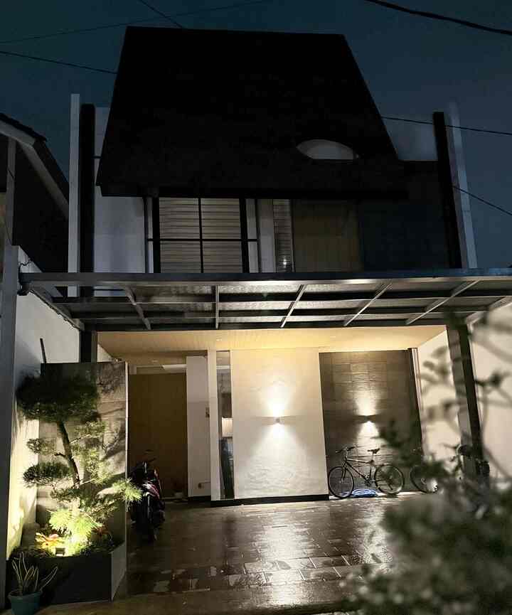 Fasad Rumah di Malam Hari

Tampilan fasad rumah saat malam hari, dengan pencahayaan yang mempertegas tekstur dinding dan taman kecil di area carport. Permainan material seperti batu alam, conwood, panel besi kanopi dengan solar flat, hingga tanaman bonsai di sudut taman, bikin suasana jadi lebih hidup meskipun di malam hari.

#InspirasiFasad #StyleFasad #FasadRumah #TamanDepanMinimalis #LampuDindingEksterior #BatuAlam #LampuSorotTaman #Conwood #KanopiSolarFlat