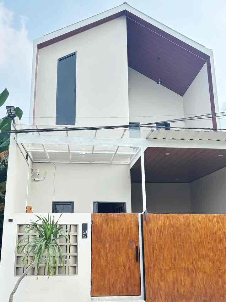Desain Fasad rumah ini minimalis dan bentuk atap pelana khas scandinavian, aku dan suami mendesain fasad menyesuaikan dengan lebar luas bangunan.

Pagar rumah ini kami buat rapat agar privasi terjaga dan tetap minimalis dengan bahan GRC yang di cat warna kayu agar terlihat natural menyerupai kayu,
Kami juga tambahkan roster agar tidak monoton dan ada celah udara keluar masuk.

Kanopi yang kami gunakan ada 2 macam, satu sisih menggunakan solar flat agar lebih terang dan estetik, dan bagian kanopi garasi menggunakan plafon PVC motif kayu yang senada dengan pagar.

#InspirasiFasad #StyleFasad #FasadRumah #PagarRumahMinimalis #CatRumah #WarnaCatPagar #PagarRumah #PlafonPVC #KursiTeras 


