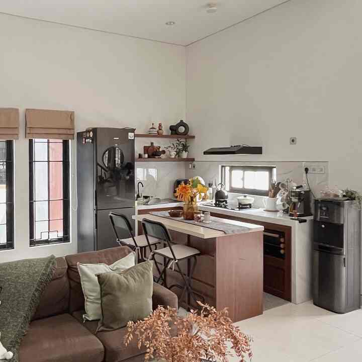 Malam tetangga NRHome

Rumah Minimalis yang memiliki dapur, dining menyatu dengan area livingroom. 
Furnitur yang digunakan di #KitchenDingin ini kami buat secara custom. Jadi dibuat sesuai dengan kebutuhan kami saat ini. 

Biasanya untuk inspirasi didapatkan dari  aplikasi homedecor dan disesuaikan dengan kebutuhan kami. 

Tips styling dapur biasanya kami hanya menggunakan barang-barang yang sudah ada dengan mengganti vas bunga, taplak meja atau memindahkan posisi table island. 

#MejaMakanMinimalis #KitchenSet #DapurMinimalis #DapurSegaris #DapurModern #DapurMungil #MakeOverDapur #StylingDapur #DapurImpian