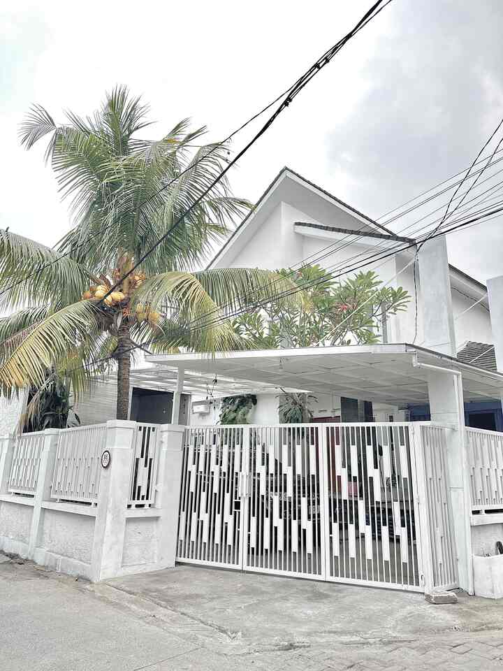 Selamat pagi dari rumah yang fasadnya serba putih 😁 rumah ini memiliki fasad yang terbilang minimalis dan anti sombong, karena pintu pagar dan tembok yang tidak terlalu rapat, jadi masih bisa menyapa tetangga, letaknya berada di Hook. 
Jadi sebetulnya fasad yang inframe ini hanyalah bagian depan saja. Memiliki atap kanopi transparan disebelah kiri dan atap kanopi tertutup di sebelah kanan. Tujuannya karena kami tetap ingin cahaya masuk dan menerangi tanaman-tanaman yang butuh simat. 
Segitu dulu sharing #whitehouse hari ini, 
Semoga menginspirasi yah mantemin 🏡🥰

#whitehouse #pagarrumahputih #pagardirumahhook #inspirasipagarrumah #pagarrumahminimalis #InspirasiFasad #StyleFasad
 #FasadRumah