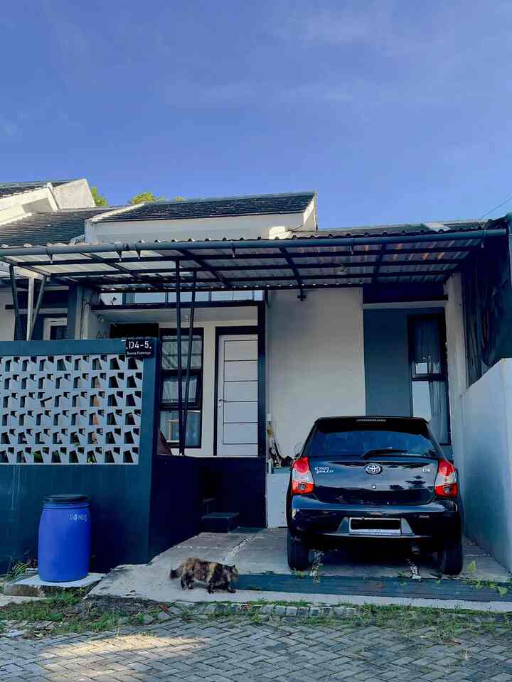 Fasad 🖤🤍

pertama kali orang kenal rumahku yg selalu bilang “ooh blok D yang tema nya hitam putih ya?”

Yap! sengaja di buat berbeda dari warna kusen berwarna hitam di antara yg lain berwarna putih..

• Pakai roster untuk menutupi area depan karna di komplek ku ini tidak memakai pagar
• Paduan cat berwarna hitam dan putih, agar terlihat elegan namun manis
• Terdapat taman mini di balik roster untuk tempat bersantai 

Semoga menginspirasi untuk rumah scandinavian dengan lebar 6m ini yaa🤍🤍

#InspirasiFasad #StyleFasad #FasadRumah #PagarRumah #PagarRumahMinimalis #WarnaCatPagar #CatRumah #KursiTeras #RosterBeton