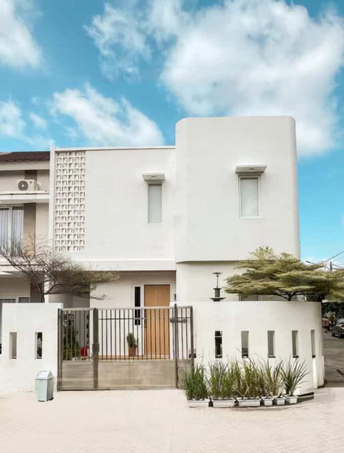 Facade baru setelah renovasi. Facade baru kami bergaya design minimalis.

Adapun beberapa aksen pada fasad minimalis yang serba putih ini adalah:
🏠 Model lengkung pada sudut sebelah kanan
🏠 Rooster beton sepanjang tinggi fasad pada sebelah kiri
🏠 Warna light wood pada pintu, decking dan plafon teras luar
🏠Tanaman ketapang kencana varigata pada kedua sisi di depan

Pagar besi custom exsisting dari fasad sebelumnya, namun masih cocok diaplikasikan untuk design fasad baru

 Intip slide terakhir untuk beforenya.

#InspirasiFasad #StyleFasad #FasadRumah #FasadRumahMininalis #CatRumah #RoosterBeton #BeforeAfterFasad #InspirasiPagarMinimalis #PlafondPVC #DeckingKayu