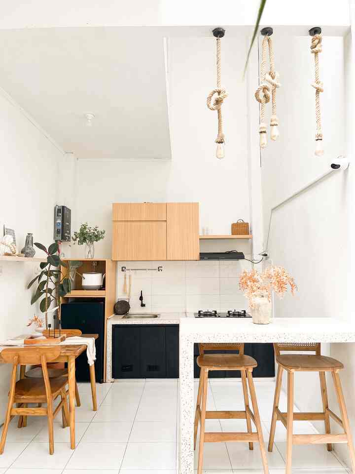 Awal mula sebelum membuat ruanganga kitchen terinspirasi dengan kitchen dengan tema motif kayu, jadi pas merealisasikanya kami memilif furniture dengan tema dan warna kayu . Meja makan kami terbagi 2 , yaitu meja makan bar daan meja makan 1 set denga lebar 80x80cm .  
#kitchenset #mejamakanminimalis #makeoverdapur #stylingdapur #dapurimpian #backplashkitchen 