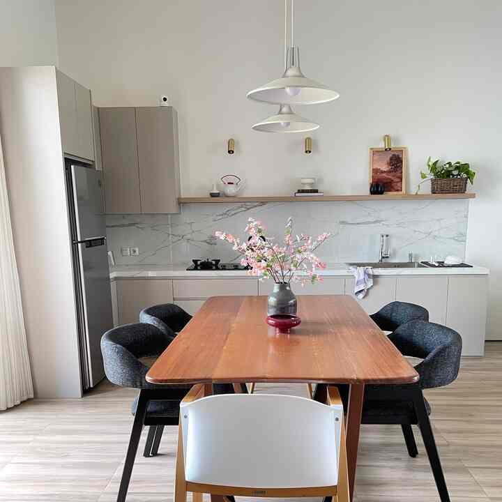 Dengan menghubungkan ruang makan dan dapur adalah solisi terbaik untuk untuk rumah yang berukuran terbatas kami masih bisa memiliki satu rangan dengan dua fungsi, selain ruangan terkesan jadi lapang juga mudah di bersihkan dan maksimal pencahayaan. Ruangan ini berukuran sekitar 5x5m dengan dapur yang tanpa menghunakan cooker hood pun masih terbilang aman karena ukuran plafon yg cukup tinggi yaitu 3,5m juga bukaan yg lebar membuat ruangan selalu segar dan fresh 
#MejaMakanMinimalis #KitchenSet #KitchenSetMinimalis #backsplashkotchen #MakeOverDapur #StylingDapur #DapurImpian