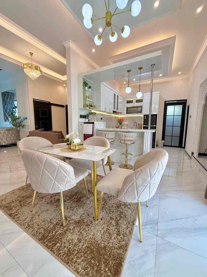Area dapur dan ruang makan dominan berwarna putih dan kitchen setnya pun berwarna putih, agar terlihat lebih terang, nyaman dan homey. Set meja makan berwarna cream, dan diberi sentuhan warna gold agar terlihat cantik dan estetik. Sesuai dengan tema warna rumahku yaitu putih, cream percoklatan dan gold. Dapur dan ruang makan ini memberi kesan yg hangat dan membuat makan bersama menjadi lebih menyenangkan ✨
#KitchenSet #KitchenSetMinimalis #DapurModern #LampuGantung #BoxTisue #MakeOverDapur #StylingDapur #DapurImpian 