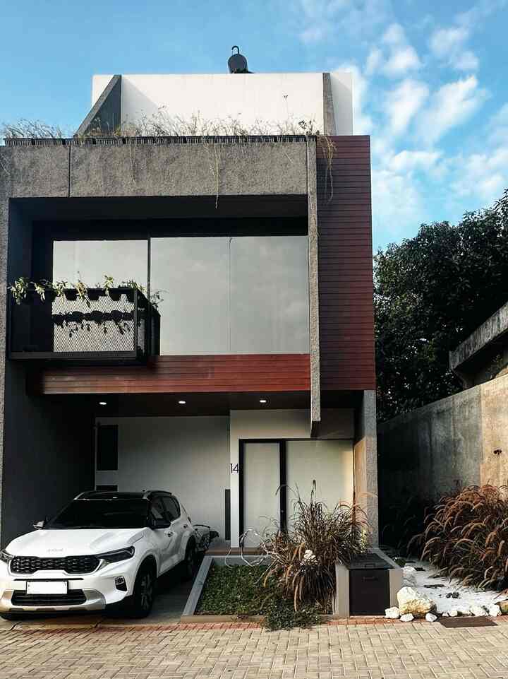 Fasad minimalis kekinian dengan kombinasi warna monochrome dan aksen kayu yang menampilkan kesan hangat.

Rumah kami didominasi dengan kaca besar untuk aksen yang lebih luas dan menghadirkan cahaya alami ke seluruh ruang. 

Untuk menjaga privasi, kaca dilapisi kaca film one way  — membuat bagian dalam tetap tersembunyi dari luar tanpa mengurangi keindahan desain minimalis modern ini.

Untuk taman disamping kami menggunakan pasir putih dengan tanaman kontras warna hitam dan alang alang merah agar membuat suasana rumah lebih hidup.

Untuk nomor rumah kami DIY menggunakan batu kapur dan kami bor dengan nomor rumah yang kami pesen di online, yang mau tau ceritanya bisa visit instagram @di.cirendeu yaaa 🥰

#fasadrumah #rumahminimalis #conwood #inspirasifasad #stylefasad #catfasad #kacafilm