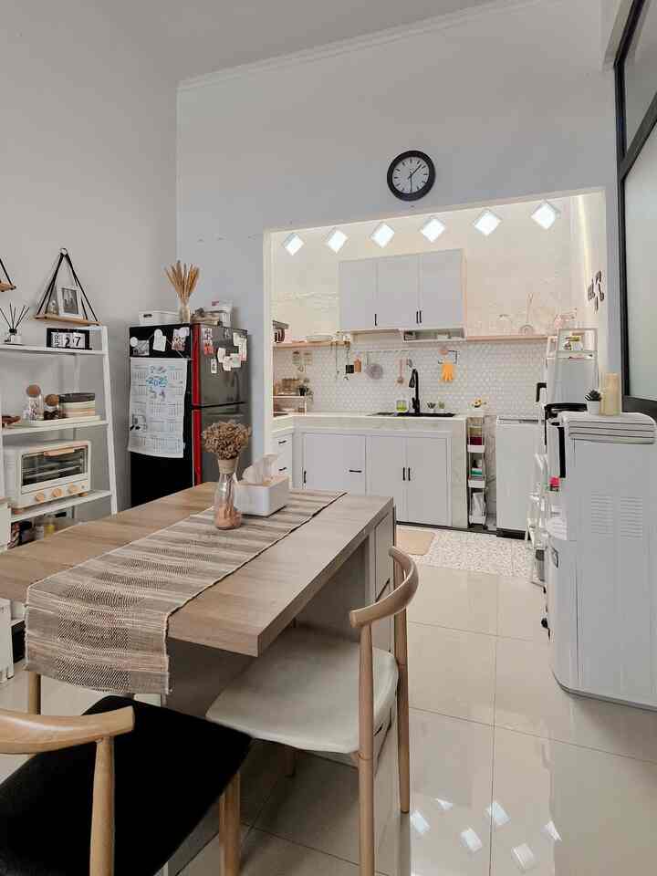 Yang paling aku suka di area dapur-meja makan tuh saling deketan gini, karena pada saat berkegiatan masih bisa berbincang dan saling lihat kegiatan satu sama lain.

untuk area dapur backsplash nya impian aku bangeett, percaya ga? ini on budget looh!
dengan warna putih bisa di padu padan kan dengan top table aku pilih ada sentuhan coklatnya menyesuaikan dengan furniture dan lantai terazzo nya🤎

#MejaMakanMinimalis #KitchenSet #KitchenSetMinimalis #BacksplashKitchen #MakeOverDapur #StylingDapur #DapurImpian #DapurMinimalis #DapurSegaris #DapurModern #DapurMungil