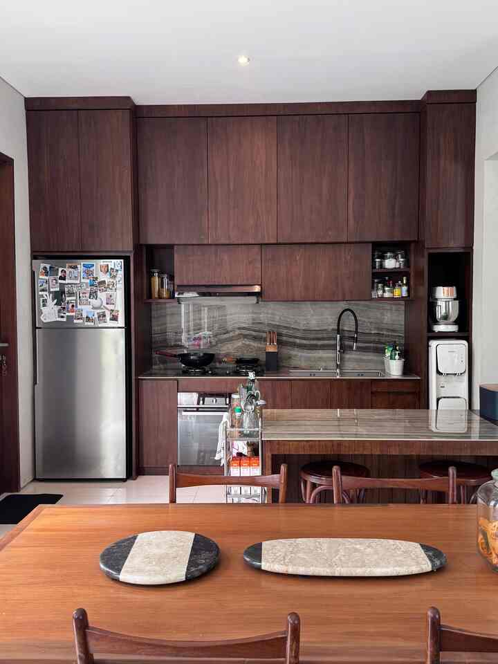 Area kitchen kami memiliki banyak tempat penyimpanan, karena kami suka masak dan baking jadi banyak sekali alat2 yang butuh tempat penyimpanan.

Island kitchen kami buat ukuran 80cm x 100cm cukup untuk menyiapkan bahan2 masakan ataupun saat membuat roti, top table menggunakan granite tile slub besar, kami pilih karena tahan noda dan goresan. Pada area island juga banyak tempat penyimpanan yang difungsikan untuk menyimpan peralatan makan.

Meja makan berdekatan dengan area kitchen tanpa adanya sekat, sehingga memungkinkan kami saling berinteraksi dengan anak2 ataupun tamu yg berkunjuang sembari menyiapkan hidangan..

#kitchenset #modernkitchen #kitchenisland #mejamakanminimalis #mejamakanjati #makeoverdapur #stylingdapur #dapurimpian