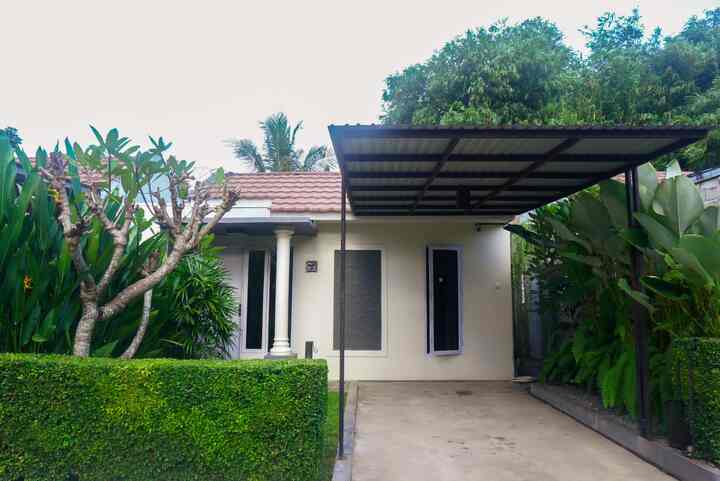 Serene House dari depan. Fasad kami minimalis, mangangkat tema modern tropis dengan memaksimalkan proporsi tanaman-tanaman hijau 🌳🏡
Walaupun rumah ini rumah subsidi bawaan developer, tapi kami coba buat rumah ini berbeda dari yang lain, salah satunya yaitu no pagar club 🤭
#CatRumah #KanopiMinimalis #AtapSpandek #BesiHollow #Kamboja #InspirasiFasad #StyleFasad #FasadRumah