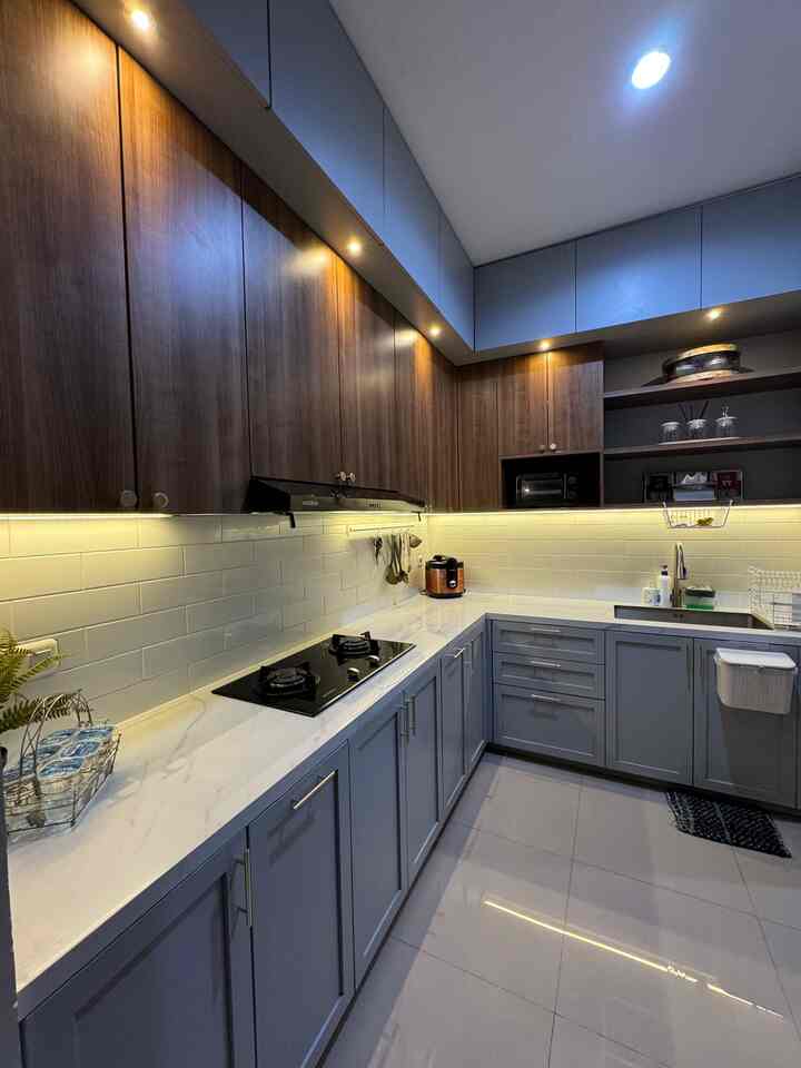 Aktivitas memasak, mencuci piring, makan bersama kerap dilakukan di area dapur. Tak ayal jika dapur jadi tempat berantakan jika tak ditata dengan baik. 

Tak sekadar dibersihkan rutin, dapur yang berantakan juga bisa disebabkan karena tata letak dapur yang tidak sesuai hingga barang-barang menumpuk yang membuatnya sempit dan penuh. 

so this is how I styled my dream kitchen 🤎🤎🤎

#MejaMakanMinimalis / #KitchenSet /
#KitchenSetMinimalis / #Backsplashkitchen
#DapurMinimalis #DapurSegaris #DapurModern
#DapurMungil
#MakeOverDapur
#StylingDapur
#DapurImpian 