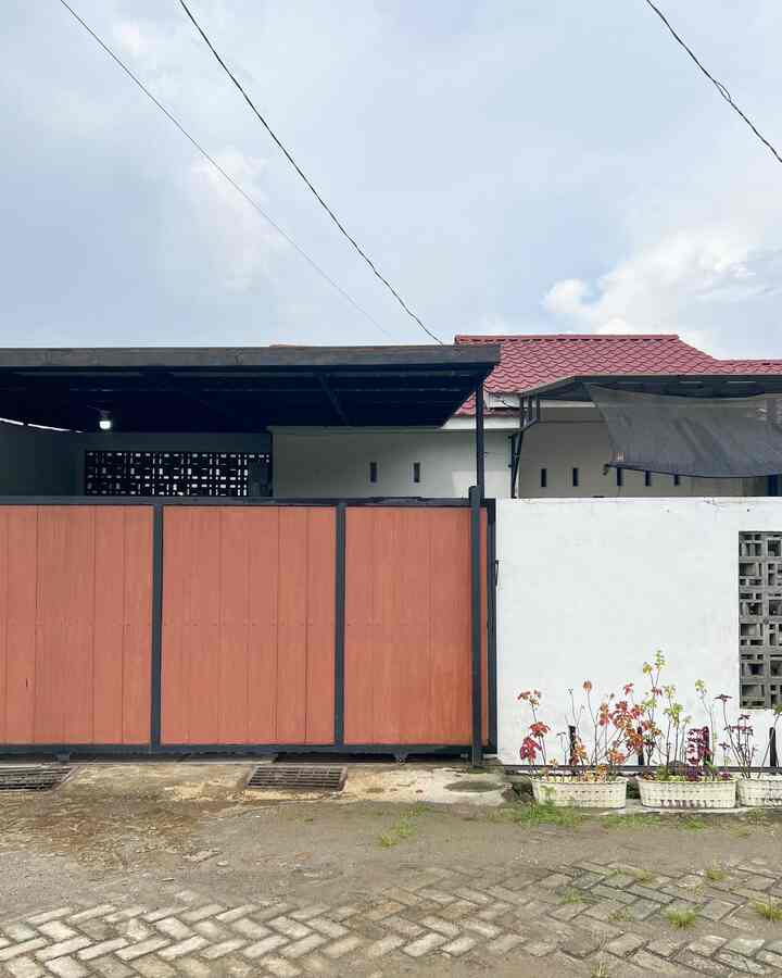 Fasad tertutup dipilih karena kami sebagai penghuni di dalam tidak ingin terlalu terlihat aktifitas didalamnya dari luar. Namun agar tidak terkesan tertutup penggunaan roster pada tembok pagar memberikan kesan ada koneksi dengan area luar pekarangan.

#PagarRumahMinimalis #InspirasiFasad #StyleFasad #FasadRumah #RumahSubsidi #RumahIdaman