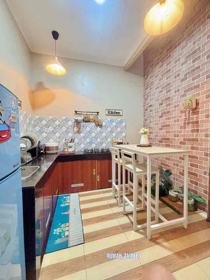 Rumah dengan luas 65.(g.h Bu Dapur dengan konsep minimalis yang lebih beragam warnanya. Tetap dominasi warna White And Wood. Karena suka dengan tone warnanya yang natural.

Kami memberikan sentuhan keramik batu bata agar terlihat klasik dan lebih natural namun tetap dengan ke minimalisan nya

Furniture yang kami gunakan adalah kebanyakan dari toko ecommerce. Memilih ecommerce karena dari sisi budgetnya. Tetap memilih furniture atau perabot yang estetik dengan harga yang lebih low

Kolong dapur : merupakan kreasi yang dibuat sendiri dengan bahan PVC untuk penutup kolong meja dapur dengan bahan yang low bx

Keramik lantai yang lebih kekayuan untuk tetap menampilkan ke naturalan nya.

Meja Makan dibuat dengan style Meja Cafe agar lebih santai

Ruangan dapur dan dining room ini dijadikan satu ruangan, karena keterbatasan ruangan.

Semoga Menginspirasi untuk rumah dengan lahan yang terbatas.

#DapurMinimalis #openspace #MakeOverdapur #stylingdapur #DapurImpian #Rakbumbu #lampugantung #dapursegaris