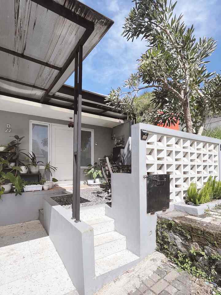 ✨ Fasad Split Level dengan Mini Garden

Hai semua, selamat datang di fasad rumah kami. Sebenarnya tampilan fasad kami memakai desain dari developer, tapi yang membedakan dari rumah lainnya adalah kami mengubah area teras menjadi taman kecil. 

Untuk menambah privasi di area depan rumah, kami juga menambahkan dinding Roster. Selain itu karena area rumah posisinya lebih tinggi dari garasi, maka kami memakai sistem leveling di bagian fasad dengan akses tangga dari dua bagian, tangga dari bagian samping garasi & tangga dari bagian depan rumah. 

Semoga fasad kami bisa menjadi inspirasi untuk rumah minimalis. 

#RosterMinimalis #TamanKering #KursiTaman #KeramikTeras #CatOutdoor #KeramikGarasi #LampuTeras #BatuAlam #MiniGarden #FasadMinimalis #TerasMinimalis #InspirasiFasad #StyleFasad #FasadRumah