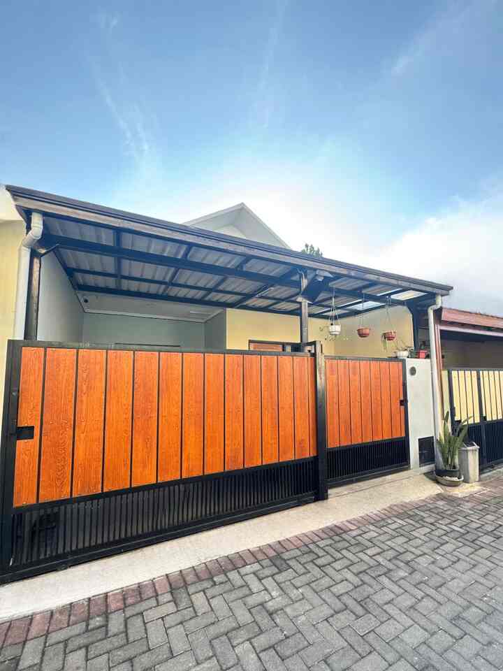 Minimalist Facade in the morning ⛅️

Aku memilih fasad minimalis dengan atap pelana karena sesuai dengan konsep rumah yang minimalis juga.

Agar tidak monoton dan ada unsur kayunya, kita menambahkan woodplank pada pagar.



#InspirasiFasad
#StyleFasad
#FasadRumah
#PagarRumah
#PagarRumahMunimalis
#FasadMinimalis
