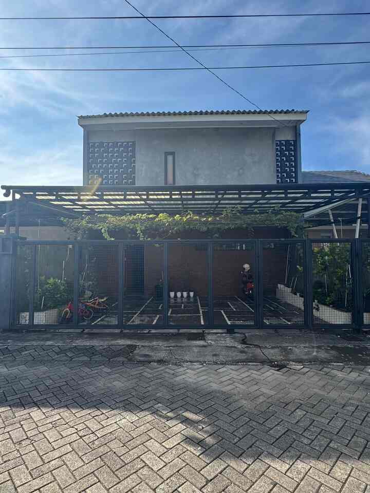 Konsep rumah industrial adalah sebuah gaya arsitektur yang menggunakan elemen-elemen industri sebagai inspirasi dalam desain rumah. Rumah dengan konsep ini biasanya memiliki desain yang terbuka, minimalis, dan juga tidak terlalu formal.
Salah satu ciri khas hunian industrial adalah penggunaan bahan-bahan mentah yang dibiarkan terekspos, seperti beton, besi, kayu, dan bata. Bahan-bahan ini sengaja tidak difinishing atau disembunyikan, sehingga menampilkan sifat alami dan fungsionalitasnya.

#InspirasiFasad
#StyleFasad
#FasadRumah
#InspirasiRoster
#BatuBata
#CatHitam
#PintuKayuJati
#InspirasiTeras
#RumahIndustrial