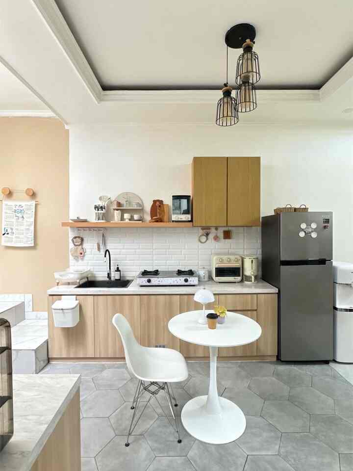 — Styling dapur dengan low budget 💰🍃

Karena ketika membuat kitchen set ini budgetnya terbatas. Maka kitchen set di dapur ini hanya dibuat kitchen set bawah dan membuat lemari bawah tangga agar tetap rapi.
Sedangkan kitchen set atas, kita pending dulu. Karena masih ada kabinet ivar lama dan kita tambahkan ambalan untuk tambahan penyimpanan.
Budget ambalan juga lebih terjangkau dibanding bikin kitchen set. 
Di ambalan ini kita bisa styling perintilan dapur / dekorasi agar makin cantik.

#MakeOverDapur
#StylingDapur
#DapurImpian
#DapurMinimalis
#DapurSegaris
#DapurMungil
#KitchenSet
#KitchenSetMinimalis
#BacksplashKitchen
#MejaMakanMinimalis
#MejaMakanEstetik



