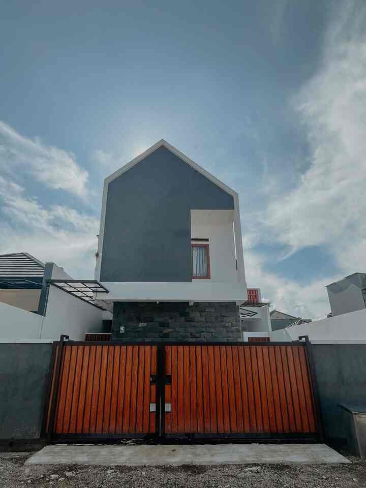 Fasad sederhana dengan atap pelana, kombinasi abu-abu, putih, dan batu alam andesit, ditambah sentuhan kayu yang hangat.
Simpel, natural, dan sedikit tropical — persis seperti kami.



#PagarRumah #InspirasiFasad #StyleFasad #FasadRumah #TropicalHouse 