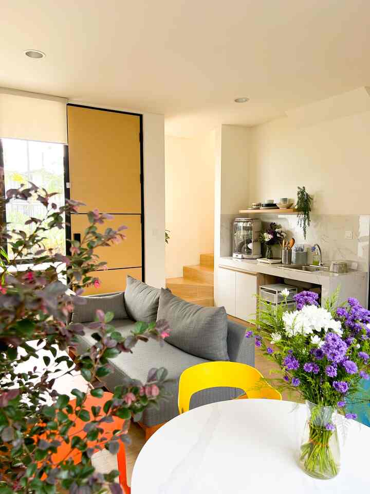 Hello ini area kitchen & dining di roemah.qita !!!
Mensiasati luasan bangunan yang minimalis standar developer masa kini 😆 dan dapur yang kami gunakan masih dapur bawaan dari developer menggunakan meja beton dengan ukuran 60x200 lengkap dengan sink dan keran air, jadi kami memutuskan untuk menyatukan area kitchen&dining dengan area living room.
Karena kegiatan memasak belum terlalu heavy, jadi untuk saat ini kami menggunakan kompor listrik. Dan untuk mempercantik tampilan, kami tambahkan ambalan untuk meletakkan piring dan mangkok cantik 😍.
Sementara untuk meja makan kami pilih meja makan berbentuk bulat yang cantik tapi kami pilih yang menggunakan top table berbahan granit agar lebih kuat dan tahan lama.
Dan untuk kursi meja makan kami pilih kursi berbahan plastik tebal dengan warna yang PopUp gemas 🥰🥰🥰.
Terakhir untuk menambah kesegaran dapur dan meja makan, kami meletakkan vas dengan bunga segar yang cantik 🫶😘.
#MejaMakanMinimalis #KitchenSet #KitchenSetMinimalis #MakeOverDapur #StylingDapur #DapurImpian #DapurSegaris #DapurModern #DapurMungil #DapurMinimalis #roemahqita