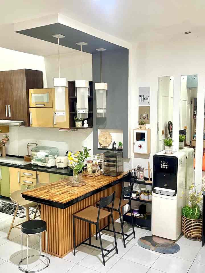 ✅item dekorasi/furniture yg digunakan

Kitchen Set
• Warna kabinet kombinasi mustard, olive, dan cokelat kayu memberikan nuansa retro-modern yang hangat.

Mini Bar / Island Table
• Material solid wood dengan tepi hitam menambah kesan rustic elegan.
• Panel vertikal di kaki meja menambahkan tekstur visual yang modern.

Kursi & Seating
• Kursi tinggi bergaya industrial minimalis (besi hitam & dudukan coklat)

• Hiasan dinding sederhana (“eat” & “drink”) memperkuat nuansa dapur tanpa berlebihan

• Tanaman kecil & bunga di meja menciptakan kesan hidup dan menyegarkan

✅ biasanya kami mendapatkan inspirasi dari instagram maupun pinterest

✅ ada beberapa di area dining room ini yg menurutku low budget, contohnya top table meja makan aku custom beli mentahan dan di finishing sendiri jadi lebih low budget. Selain itu kaki meja makan aku tutup menggunakan wpc wall panel supaya lebih rapih. Intinya kita bisa mencari sendiri item2 di marketplace, bisa dikerjakan sendiri atau menggunakan jasa tukang. 

#MejaMakanMinimalisModern #catdindinginterior #bungaartificial #KitchenSetMinimalisModern 
#KursiMakanIndustrial #Backsplashkitchen
#MakeOverDapur
#StylingDapur
#DapurImpian
