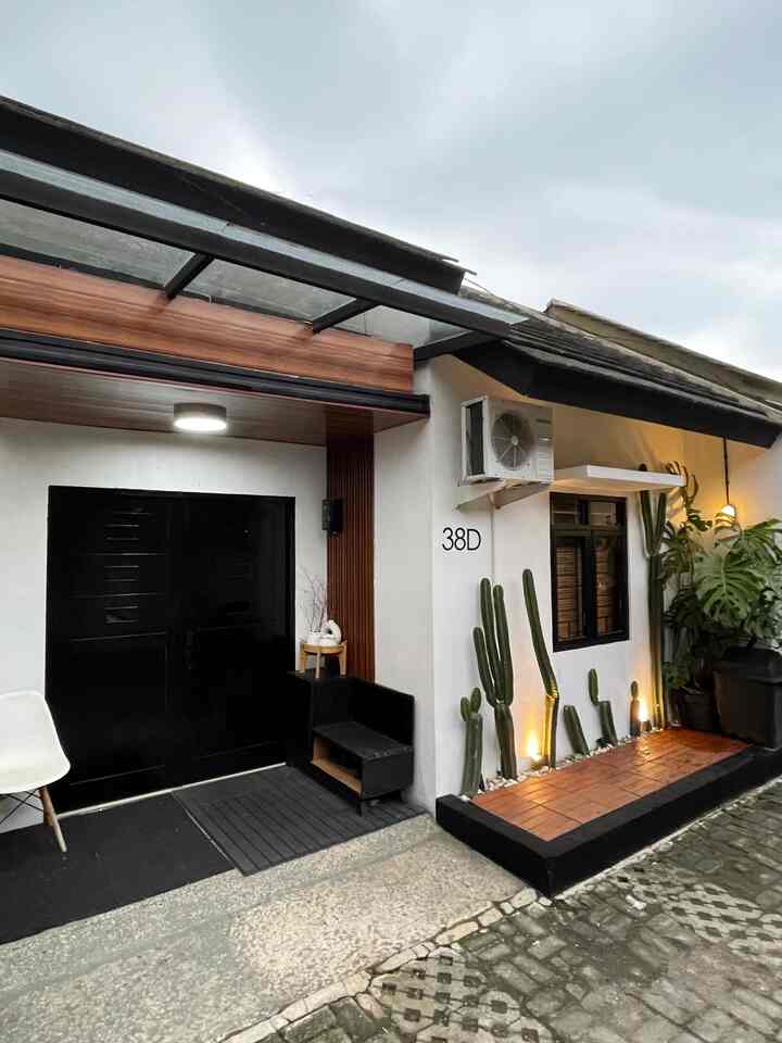 —— Facade Inspo

Hai tetangga O!House, semoga nggak bosen ya liat rumah mungil developer ini nongol lagi di #S11 ini 😅 

Rumah mungil berukuran 44m2 ini masih bertahan dengan tema bold, yang 9 tahun sebelumnya berwarna krem dan oranye bawaan developer.

Kami hanya ubah sedikit tampilannya dengan DIY, belum merenovasi secara besar. Semoga nanti ada rezeki untuk mengubah bentuk fasad dan menambah lantai 2. 

Semoga menginspirasi 🖤🤎

#gentengbeton #catdindingexterior #deckingkayu #tamanmungil #plafonpvc #kanopikaca #garasi #wallpanelpvc #raksepatu #rumahcluster #rumahmungil #rumahdeveloper #rumahkecil #warmandbolddecor #rumahminimalis #facade #facadeinspo #stylerumah #dekorasitaman #exteriorrumah 
#InspirasiFasad #StyleFasad #FasadRumah