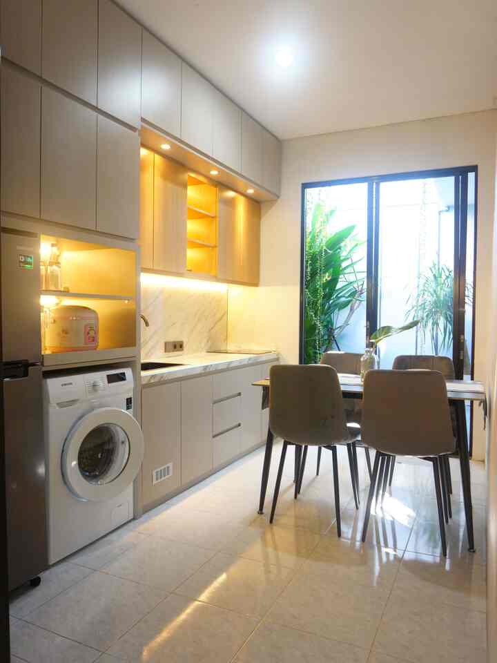 Walaupun lebarnya hanya 2,4meter tapi area kitchen dan dining ini terasa lega 🥰 Kami memilih kitchenset dan meja makan minimalis serta membuat bukaan berupa pintu kaca sliding ke taman belakang untuk memaksimalkan cahaya di ruangan ini.

Perpaduan desain dan kenyamanan. Kitchen & dining area ini bukan cuma soal fungsi, tapi juga soal rasa! 💕💕

#MejaMakanMinimalis #KitchenSet #TopTableGranit #HPL #SaklarEstetik #MakeOverDapur #StylingDapur #DapurImpian #DapurSegaris #DapurModern