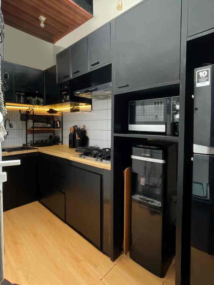 ——— Bold Small Kitchen 

Ketemu lagi sama dapur mamba mungil ini.
Dapur gang senggol yang lebarnya cuma 1.6m ini, berkonsep bold karena aku dan suami suka warna hitam. 

Di saat lagi hype dengan dekorasi japandi dan white & wood, kita memilih warna hitam karena tema rumah kami sebelumnya monochrome. 

Kami juga memilih warna hitam untuk elektronik dan perabotan dapur agar tidak terlalu banyak warna. Lalu kami menambahkan vynil lantai kayu warna terang dan melapisi top table dapur dengan warna yang senada. 

Semoga menginspirasi 🖤🤎🤍


#KitchenSet #KitchenSetMinimalis #Backsplashkitchen #Vynillantai #Dispensermodena #komportanam #kompormodena #sinkdapur #krandapur #cookerhood #cookerhoodmodena #rakoven 
#DapurMinimalis #DapurSegaris #DapurModern
#DapurMungil #MakeOverDapur #StylingDapur #DapurImpian