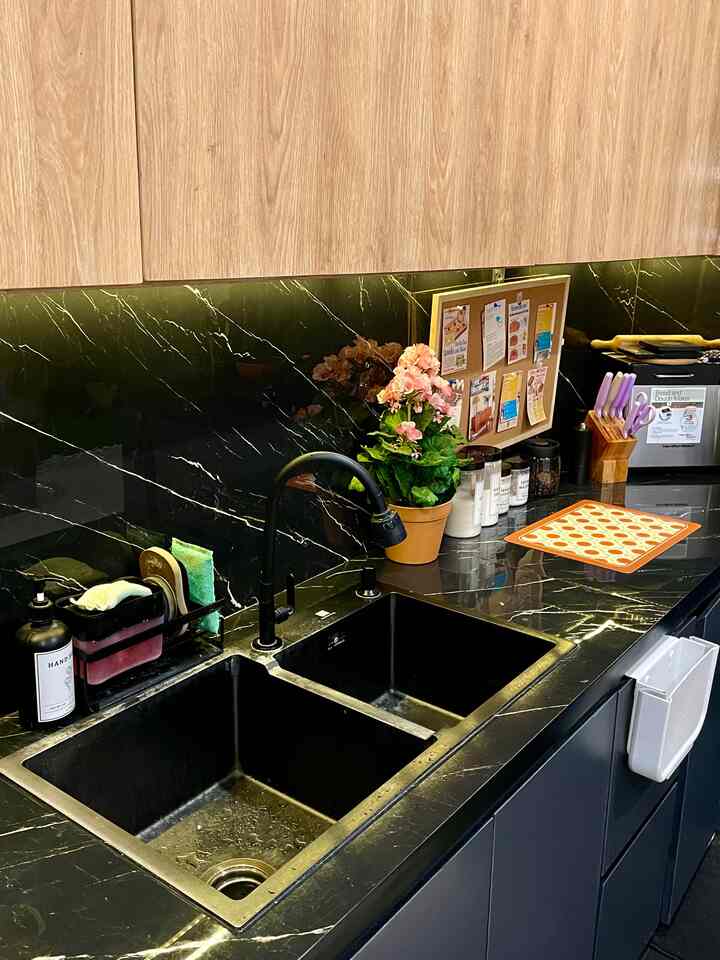 Dapur hitam ternyata bisa cantik juga dengan kehadiran beberapa printilan seperti cork board, alas piring dan juga vas bunga lohhhh #makeoverdapur #stylingdapur #dapurimpian #kitchenset #dapurhitam 