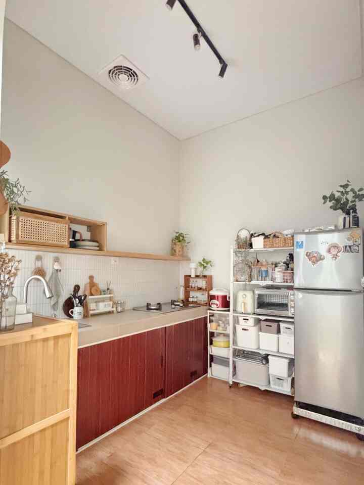 Dapur mungilku ini ukurannya ga terlalu besar, hanya 3x2,5m jadi aku usahakan fungsinya maksimal dan tetap terasa luas, area dinning atau meja makan ada di luar dapur letaknya disamping tangga yang berbatasan dengan living room.

Area bawah meja cor dapur ini ditutup menggunakan sisa PVC plafon agar lebih rapih dan tertutup meski dengan budget terbatas. 

Aku menggunakan kompor tanam stainless karna lebih awet dan ga mudah pecah, back splashnya menggunakan keramik mozaik agar lebih estetik, lantainya juga hanya keramik motif kayu agar terkesan warm dan tetap nyaman dilihat. 

#MejaMakanMinimalis #KitchenSet #MakeOverDapur #StylingDapur #DapurImpian #DapurSegaris #KolongDapurPVC 