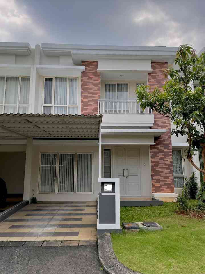 Karena tinggal dalam cluster, fasad rumahku mengikut design dari developer, juga tidak terdapat pagar. Tidak banyak yang diubah, tapi kami melakukan beberapa perapian seperti mengecat ulang. 


#catrumah #warnarumah #warnacatrumah #rumahdenganpekarangan #inspirasifasad #stylefasad #fasadrumah