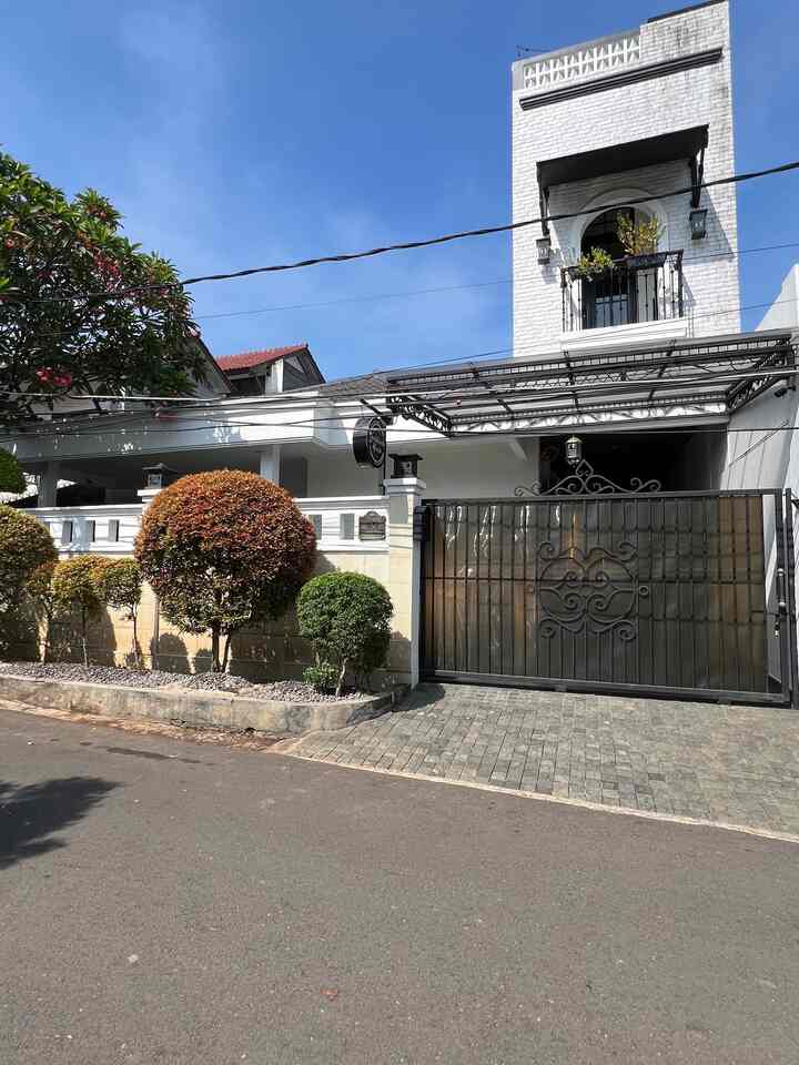 Fasad #rumahlimut ini memilih gaya klasik modern. Elemen batu alam & bata tempel putih memberi kesan organik & memberi tekstur pada dinding pagar tembok. 
Profil pagar besi, lampu hias dan balkon dengan detail motif klasik, kami pilih agar gaya klasik modern ini semaksimal mungkin mendekati rencana 𝙢𝒐𝙤𝒅 𝒃𝙤𝒂𝙧𝒅. 

Fasad atap genting bangunan utama ini rencananya akan kami tambahkan 𝙨𝒆𝙘𝒐𝙣𝒅𝙖𝒓𝙮 𝙨𝒌𝙞𝒏 agar tinggj bangunan terlihat lebih seimbang. Do’akan segera ada rezekinya ya! 🥰🤲

 #PagarRumah 
#PagarRumahMinimalis #WarnaCatPagar 
#CatRumah #KursiTeras
#InspirasiFasad
#StyleFasad
#FasadRumah
#Balkon
#PagarRumah
#PagarRumahKlasik
#WarnaCatPagar 
#PlavonPVC 
#CatRumah 
#KursiTeras
#batuandesit
#Batatempel
#lampugantungoutdoor
#PlavonPVC 
#boxplanter
#rosterputih 
#batatempelputih 
