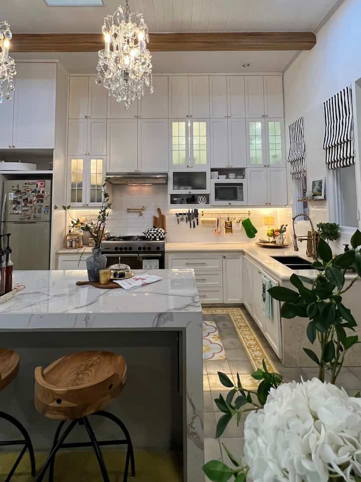 Bagi #rumahlimut istilah gaya desain “𝙛𝒖𝙣𝒄𝙩𝒊𝙤𝒏 𝒐𝙫𝒆𝙧 𝙖𝒆𝙨𝒕𝙝𝒆𝙩𝒊𝙘𝒔” merupakan hal yang penting diterapkan terutama di area high traffic seperti dapur.
Seperti keputusan kami membuat kabinet dapur sampai ke plafon demi kebutuhan penyimpanan meskipun mungkin sebagian orang akan lebih memilih fungsi estetika dan menggunakan ambalan terbuka. 
Kebutuhan setiap individu memang berbeda-beda kan?
Bagaimana dengan tetangga online? ☺️




#MejaMakanMinimalis
#KitchenSet
#KitchenSetMinimalis #Backsplashkitchen
#DapurMinimalis #DapurSegaris #DapurModern
#DapurMungil
#MakeOverDapur
#kitchenisland 
#StylingDapur
#DapurImpian
#LampuKristal 
#artificialflowers 
#vasbunga 
#lilinpanjang 
#TapperCandle 
#ThrowBlanket 