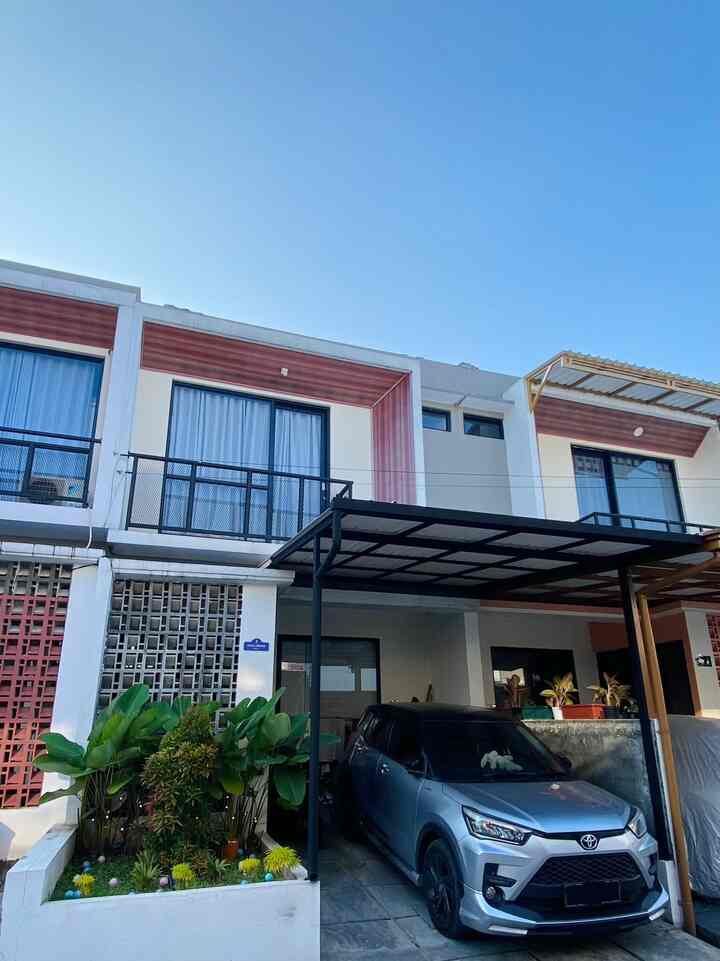 Ohayoo
mari lihat fasad rumah nara hous 🏠🙌🏻


Fasad rumah menjadi salah satu pilihan ketika membeli rumah.

Rumah kami berada dicluster, tidak banyak yang kami rubah dari developer
kecuali kanopi.

Fasad rumah minimalis, ada unsur kayu di atas,membuat kesan hangat,terdapat juga taman kecil untuk menambah kesan sejuk,tidak lupa ada sentuhan warna aksen di taman 🌝😍


yang bikin fasad tetap hidup:
🍃 ada taman kecil agar diluar terlihat fresh
🔴 aksen warna jangan lupa supaya rumah terlihat tidak monoton dan fun
▫️kanopi penting untuk menjaga rumah supaya tidak panas,dan untuk melindungi mobil terutama 🚘🚖


#InspirasiFasad #StyleFasad #FasadRumah #PagarRumah #PagarRumahMinimalis
#WarnaCatkanopi #CatRumah #bauhaus  #Roster 