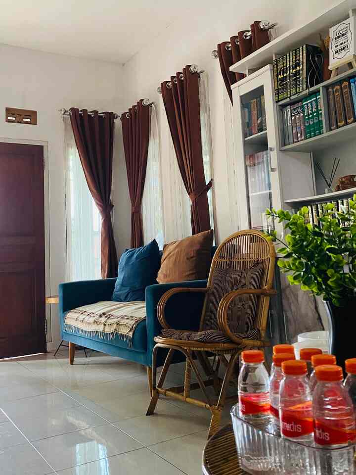 Kesatuan living room bagian depan & belakang yang dekat dengan area kitchen, dan meja bar juga rak buku menjadi pembatas antara kitchen dan living room 😊


#livingroom
#konsepbaru
#omahuvie
#ruangkeluarga
#ruangberkumpul
#homestagram 
#homedecor
#rumahnyaman
#rumahsederhana

