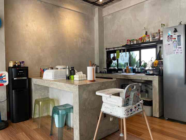 Dapur yang mengusung tema industrial.
Table top menggunakan cor yang solid, sama seperti island kami.
Dengan menambahkan nuansa kayu dan ambalan berwarna hitam, yang akhirnya membuat dapur ini jadi terasa “hidup”.
#concreteisland 
#concretetoptable
#dapurindustrial
#makeoverdapur
#stylingdapur
#dapurimpian