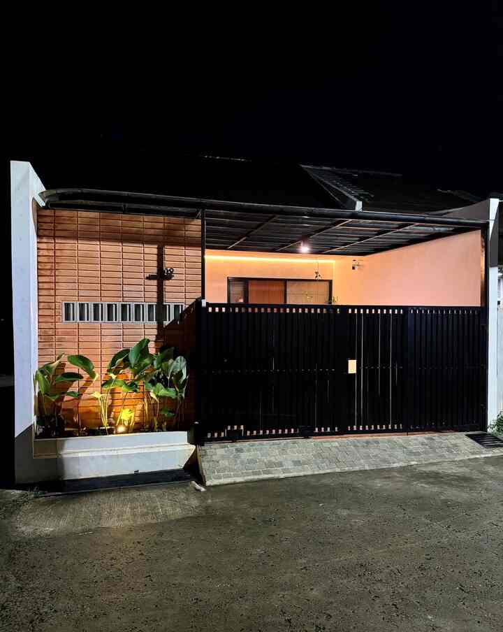 Fasad rumah yang menipu 🫣😅

Sering banget orang-orang yang lewat depan rumah mengira rumah ini hanya 1 lantai, karena memang fasad rumah terlihat seperti 1 lantai.
Nyatanya rumah ini ada 2 lantai, meskipun lantai atas hanya lantai mezzanine 😁

#WarnaCatRumah #InspirasiPagarRumah #RumahMinimalist #RumahIndustrial #InspirasiFasad #StyleFasad #FasadRumah