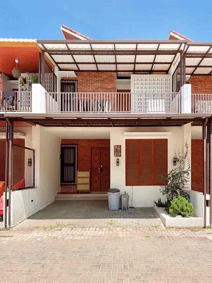 Fasad rumah ini bener bener ekspetasi aku ketika membayangkan rumah impian 🏡🥰.

Perumahan cluster bernuansa Bali, yang cantik & minimalis ala gen Z banget kan ? 😍

🏠 Perpaduan cat putih dengan bata bevel yang selaras
🪟 Jendela klasik kayu vibes bali banget
🍃 Sentuhan taman kecil yang bikin asri
☀️ Dengan kanopi alderon biar adem

Satu hal aja yg kurang adalah penggunaan paving block yang mudah ditumbuhi rumput liar, kira kira perlu di apain / diganti apa yaa tetangga online ? Boleh sharing di komen yaaa 🤍

#InspirasiFasad #StyleFasad #FasadRumah #RumahMinimalis #RumahGenZ #FasadNuansaBali #RumahNuansaBali #JendelaKayu #BataBevel #PavingBlock #CatDinding #KanopiMinimalis #TamanMinimalis 


 