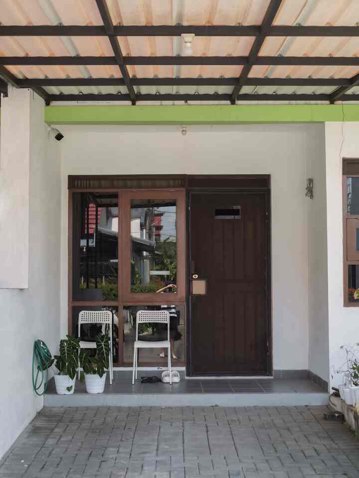 Fasad yang masih belum bisa direnovasi. Pengen banget rasanya at least dirapiin supaya lebih oke.

#kursitamu #catdinding #catrumah #pottanaman #inspirasifasad #stylefasad #fasadrumah