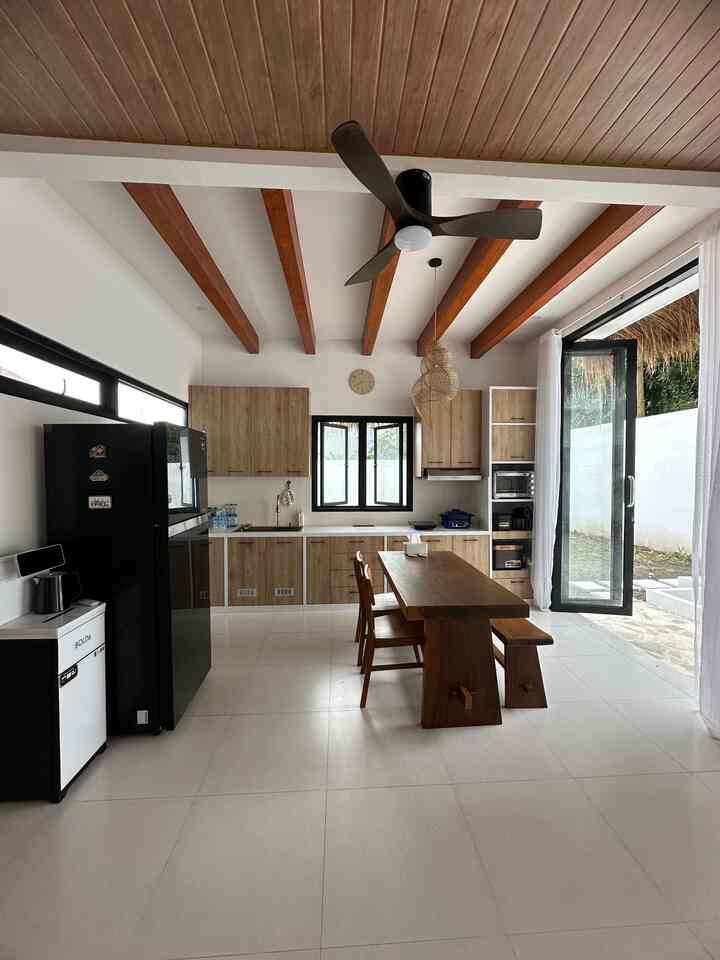 Inilah dapur dan ruang makan di nuestra casa..
Ruangan ini adalah salah satu spot favouritku.. Di pagi hari dan sore hari ak bisa menikmati pemandangan langit, taman belakang, suara burung dan angin sepoi sepoi di ruang makan ini..
Perpaduan hangat antara elemen kayu dan pencahayaan alami bikin ruangan ini makin cozy..
Sama seperti ruangan yang lain, ruangan ini terinspirasi dari vila vila di bali..
Minim perabot dan peralatan menurut kami adalah salah satu ciri khas vila.. oleh karena itu hampir semua peralatan ak masukkan kedalam kabinet kitchen set.. sehingga kitchen set terlihat bersih dan rapi
#mejamakankayu #dapursegaris #DapurKayu #kitchensetminimalis #mejamakanminimalis #kitchenset #backsplashkitchen #dapurminimalis #openspace #makeoverdapur #stylingdapur #dapurimpian