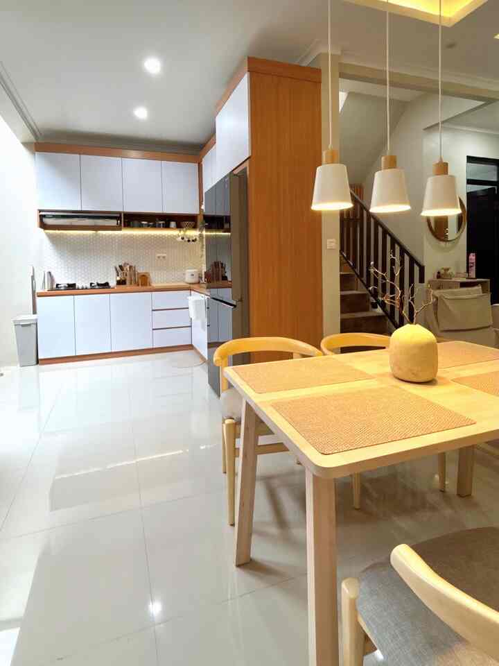 Jantungnya rumah adalah dapur ini 🫶🏻✨ 
 
💡 Aku memilih design kitchen set yang simple & minimalis tapi fungsional & muat banyak barang. 

🥠 Berbentuk letter L dengan full kabinet atas bawah tertutup & sedikit variasi ambalan untuk penyimpanan piring / alat masang sering dipakai.

🍃 Bersebelahan dengan taman indoor dengan atap kanopi bening jadi terang.

🧑‍🍳 Mayoritas alas masak & makan aku pilih yang ga cuman nilai fungsi tapi juga estetik supaya bisa sekaligus jadi pajangan di dapur.

🪵 Alat set spatula kayu, organizer kayu, talenan, electronic berwarna netral & estetik.

🍽️ Dengan kitchen appliances modern untuk memudahkan proses memasak / pun bersih bersih area dapur.

#MakeOverDapur #StylingDapur #DapurImpian #KitchenSet #KitchenSetMinimalis #KitchenSetJapandi #BacksplashKitchenSet #DiningTable #DiningRoom #OpenSpaceKitchenDining #TamanIndoor 