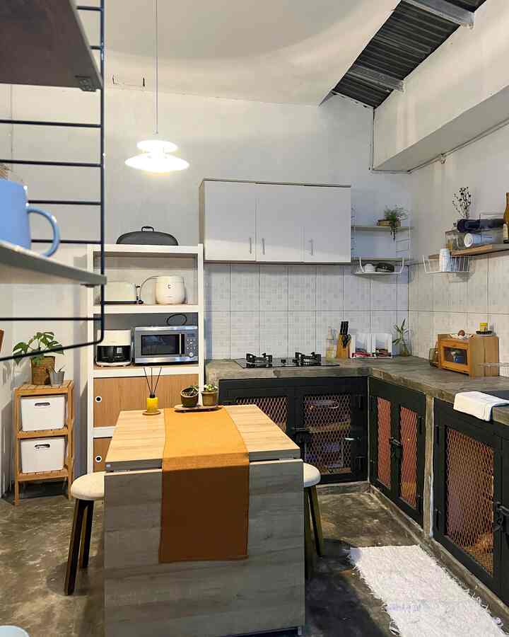 Dengan penggunaan meja makan lipat yang fleksibel dapat mempermudah dan membuat ruangan menjadi lebih lega. Kabinet terbuka juga digunakan agar ruangan masih terasa lebih luas.

#DapurMinimalis #MakeOverDapur #StylingDapur #DapurImpian #InspirasiDapur #InspirasiDapurMinimalis