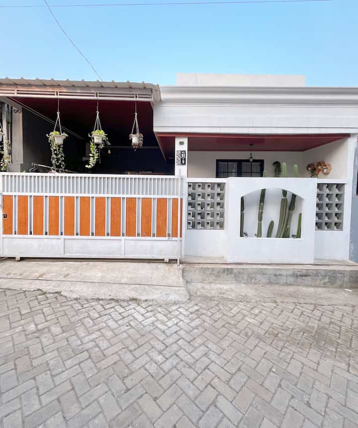 Fasad rumah ✨

Fasad rumah minimalis sederhana yang kami desain menggunakan pagar woodplank dan roster dengan bentuk arch untuk menanam kaktus agar ada nuansa hijau nya karena kami tidak mempunyai halaman yang luas untuk taman.

Semoga menginspirasi🫶🏻
#InspirasiFasad #StyleFasad #FasadRumah #WarnaCatRumah #WoodPlank #PagarRoster #KaktusKoboi #Minimalis