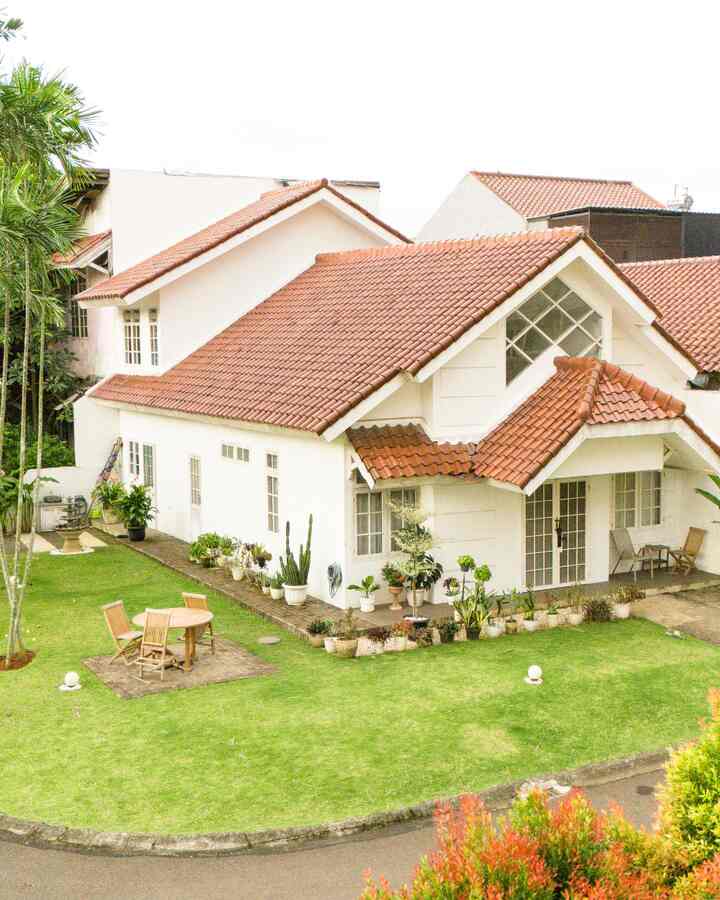 Dari pertama liat rumah ini langsung mikir, "wah ini kita banget sih". 

Fasadnya beda sendiri dari rumah-rumah sekarang dan jujur aja udah jarang banget nemu model rumah yang seperti ini. Tapi yang paling bikin lebih yakin lagi itu  halamannya yang super gede, karena itu yang bikin rumah ini jadi homey dan hidup.

Apalagi setelah kita tambahin banyak pot tumbuhan, langsung terasa hidup banget suasananya.
Bikin betah duduk-duduk sore sambil liat yang hijau-hijau, kadang sampe lupa waktu juga😆

#InspirasiFasad #StyleFasad #FasadRumah #CatRumah #HalamanRumah
